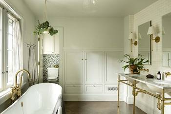 Красивый интерьер ванной комнаты в доме в классическом стиле.