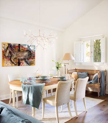 Красивый дизайн столовой в загородном доме  в средиземноморском стиле.