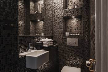 Интерьер ванной комнаты в доме в современном стиле.