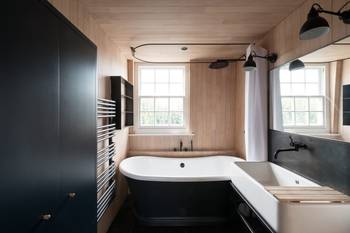 Пример ванной комнаты в загородном доме  в скандинавском стиле.