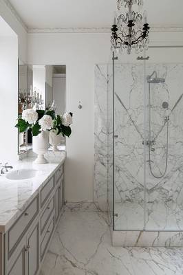 Дизайн интерьера ванной комнаты в доме в классическом стиле.