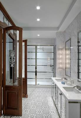 Интерьер ванной комнаты частного дома  в классическом стиле.