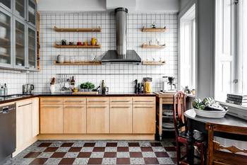 Красивый интерьер кухни частного дома в стиле лофт.