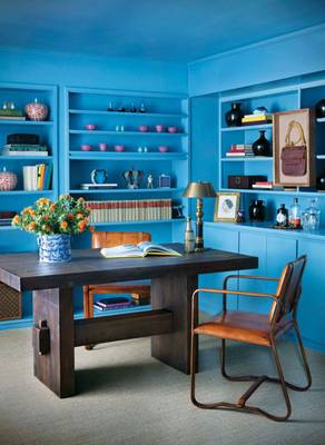 Красивый интерьер кабинета в доме в стиле фьюжн.