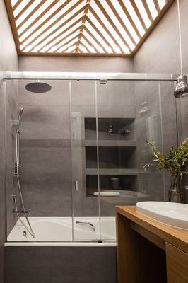 Дизайн интерьера ванной комнаты частного дома в стиле лофт.