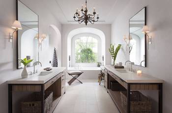 Красивый дизайн ванной комнаты в доме в колониальном стиле.
