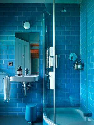Красивый дизайн ванной комнаты частного дома в стиле фьюжн.