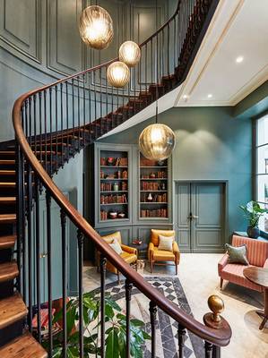 Красивый интерьер лестницы в коттедже в классическом стиле.