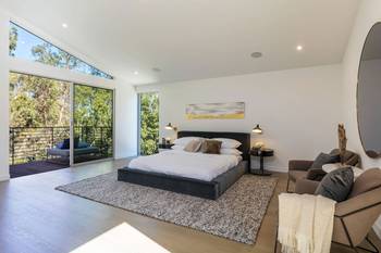 Дизайн интерьера спальни в загородном доме  в современном стиле.