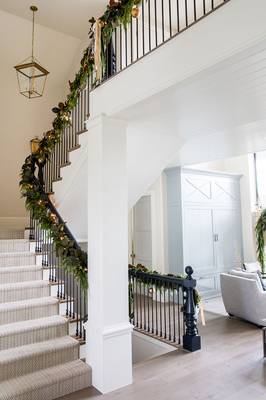 Вариант лестницы в коттедже в классическом стиле.