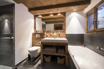 Дизайн ванной комнаты в коттедже в стиле шале.