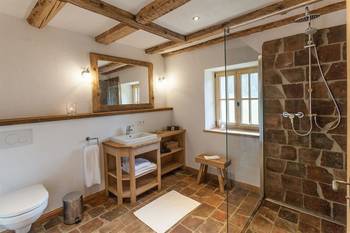 Дизайн интерьера ванной комнаты в загородном доме  в этническом стиле.