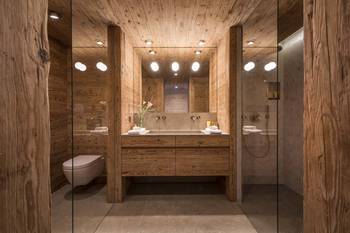 Дизайн интерьера ванной комнаты в доме в этническом стиле.