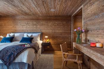 Дизайн интерьера спальни в загородном доме в стиле шале.
