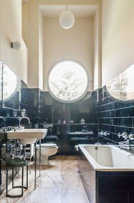 Красивый интерьер ванной комнаты в коттедже в стиле лофт.