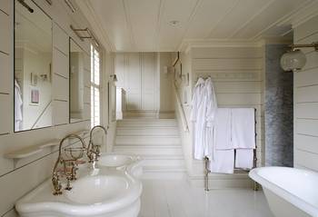 Красивый дизайн ванной комнаты частного дома в стиле кантри.