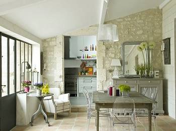 Красивый дизайн столовой в доме в средиземноморском стиле.