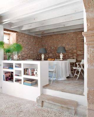Интерьер столовой в доме в средиземноморском стиле.