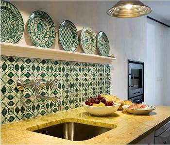 Красивый интерьер кухни в загородном доме  в средиземноморском стиле.