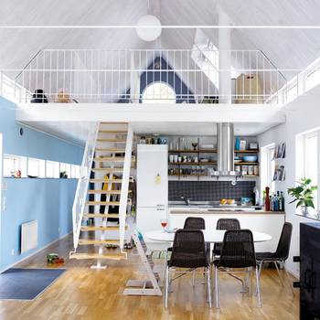 Красивый интерьер студии частного дома  в скандинавском стиле.