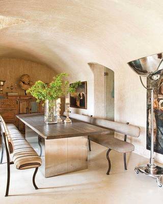 Дизайн интерьера столовой в коттедже в средиземноморском стиле.