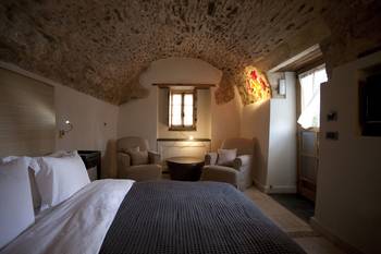Дизайн спальни в коттедже в средиземноморском стиле.