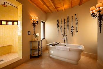 Дизайн ванной комнаты в доме в этническом стиле.