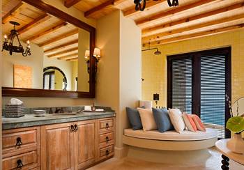 Дизайн интерьера ванной комнаты в загородном доме в стиле шале.