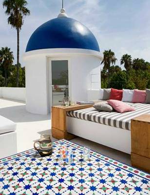 Дизайн интерьера террасы в коттедже в средиземноморском стиле.