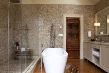 Красивый интерьер ванной комнаты частного дома  в восточном стиле.