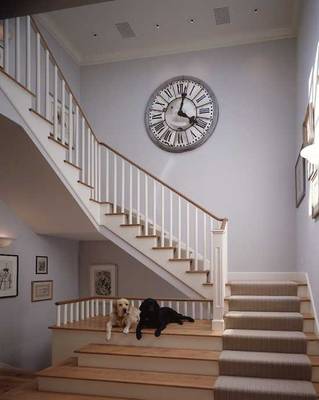 Дизайн лестницы в доме в классическом стиле.