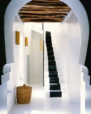 Дизайн лестницы частного дома  в средиземноморском стиле.