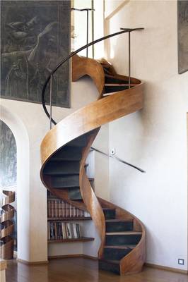 Пример лестницы в загородном доме  в современном стиле.