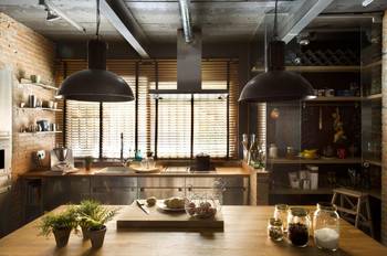 Красивый дизайн кухни в доме в стиле лофт.