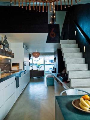 Кухня с лестницей на второй этаж (151 фото)