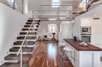 Фото лестницы в доме в современном стиле.