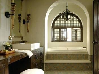 Интерьер ванной комнаты в загородном доме  в колониальном стиле.