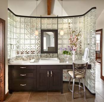 Красивый дизайн ванной комнаты в классическом стиле.