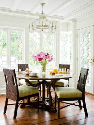 Фото столовой в доме в классическом стиле.