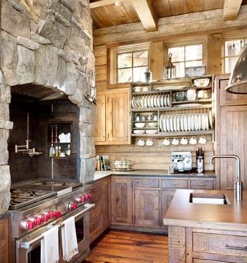 Дизайн интерьера кухни частного дома в стиле шале.
