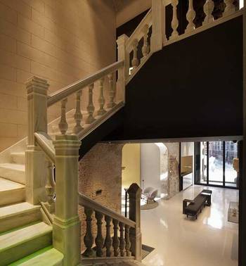 Лестница в коттедже в классическом стиле.