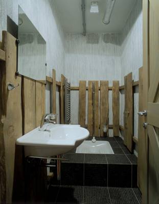 Красивый дизайн ванной комнаты в доме в стиле кантри.