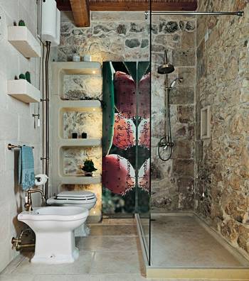 Пример ванной комнаты в коттедже в средиземноморском стиле.
