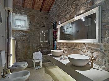 Пример ванной комнаты в доме в этническом стиле.