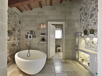 Красивый интерьер ванной комнаты в средиземноморском стиле.