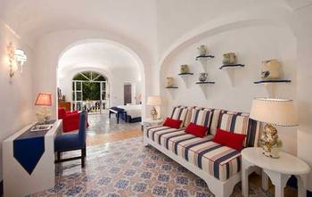 Красивый интерьер прихожей в коттедже в средиземноморском стиле.