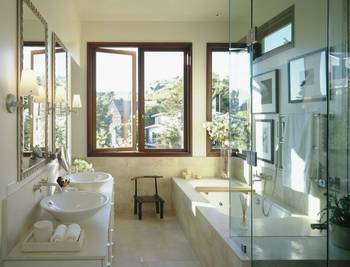 Дизайн ванной комнаты в доме в классическом стиле.