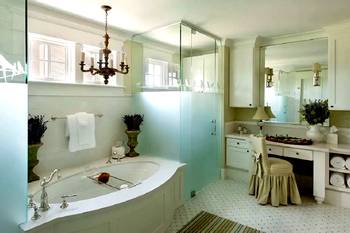 Вариант ванной комнаты в колониальном стиле.