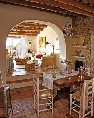 Кухня в частном доме  в средиземноморском стиле.