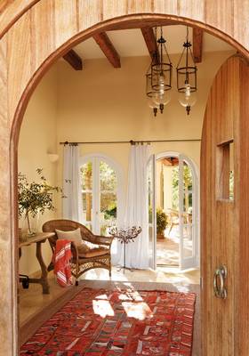 Красивый интерьер гостиной частного дома  в средиземноморском стиле.